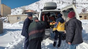 Sağlık ekipleri karlı yolları aştı köyde yaşayan hastanın imdadına yetişti