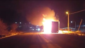 Park halindeki tır dorsesi alevlere teslim oldu