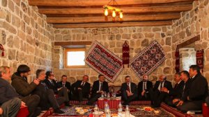 Çukurca'nın tarihi taş evleri turizme açıldı