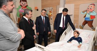Erzurum Valisi Mustafa Çiftçi, hasta çocukları hediyelerle sevindirdi