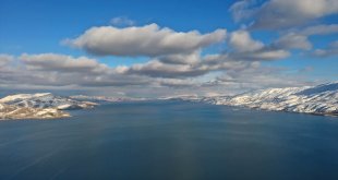 Hazar Gölü, çevresi karla kaplı manzarasıyla da ziyaretçilerine huzur veriyor