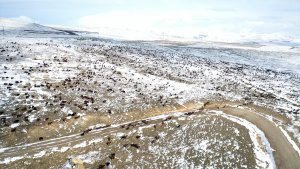 Ağrı'da yaylada erken kar sürpriziyle karşılaşan çobanlar sürüleriyle dönüşe geçti