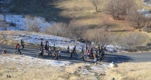 Hakkari'de sporcular, antrenmanlarını sıcak asfalt dökülen köy yolunda yaptı
