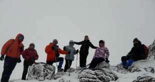 Kadın dağcılar olumsuz hava koşullarına rağmen Ağrı Dağı'na tırmandı
