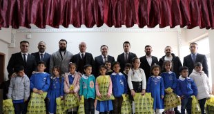 Ağrı Ticaret Borsasından 700 öğrenciye kışlık giyim yardımı