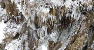 Erzincan'daki Girlevik Şelalesi'nde buz sarkıtları oluştu