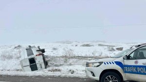 Horasan'da minibüs devrildi