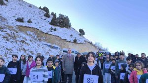 Köy yolunda atletizm antrenmanı