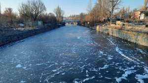 Kars eksi 12'yi gördü, her yer buz tuttu