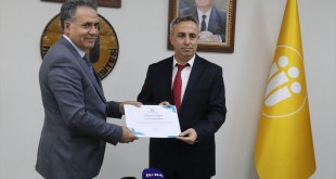 İnönü Üniversitesinden "Dünyanın En Etkili Bilim İnsanları Listesi"ne giren öğretim üyelerine başarı belgesi