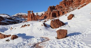 Erzurum'daki karla kaplı Narman Peribacaları ziyaretçilerini ağırlıyor