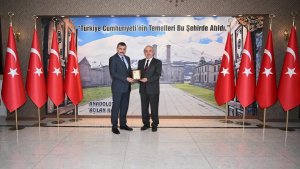 Erzurum Valisi Mustafa Çiftçi'den ER-VAK'a takdir plaketi