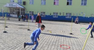 Gönüllü gençler öğrencilerle oyun oynadılar
