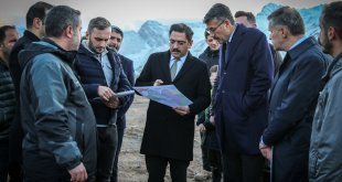 Hakkari Valisi Çelik, stat yapılması planlanan alanda inceleme yaptı