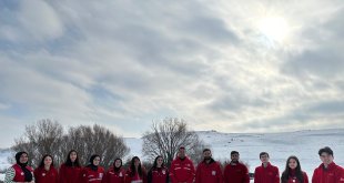 Kızılay gönüllüleri, Ağrı'da soğukalrda kuşları unutmadı