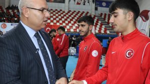 Ağrı'da 23 farklı branştaki sporculara malzeme dağıtımı yapıldı