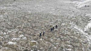 Vatandaş karanlıkta kalmasın diye elektrik direğini omuzlarında taşıdılar