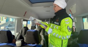 Ardahan'da jandarma ekipleri servis aracı sürücülerine ve öğrencilere trafik kurallarını hatırlattı