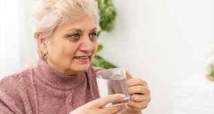 Yaşlılıkta susuzluk hissi azalıyor, kronik hastalık riskleri artıyor