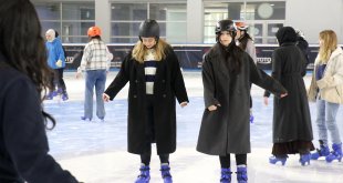 Üniversite eğitimi için kış şehri Erzurum'a gelen öğrenciler buz pateniyle tanışıyor