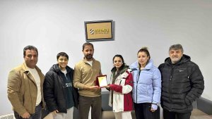 Ağrı Kadın Futbol Takımı'ndan destekçisine teşekkür plaketi