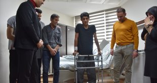 Erzurum'da ameliyat edilen kas hastası genç 10 yıl sonra yeniden adım attı