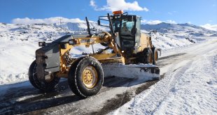 Iğdır'da kardan kapanan 12 köy yolu ekiplerce ulaşıma açıldı