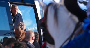 Cumhurbaşkanı Erdoğan'ı Erzurum'da atlı cirit sporcuları Türk bayraklarıyla karşıladı