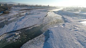Ağrı'da Murat Nehri kısmen dondu