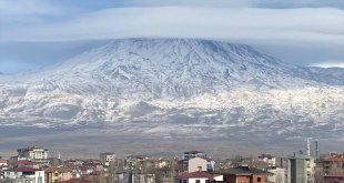 Karla kaplı Ağrı Dağı'nda mercek bulutu oluştu