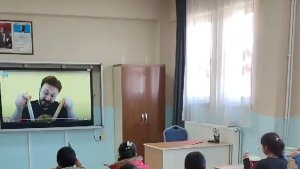 Öğrenciler ritim çalmayı öğreniyor