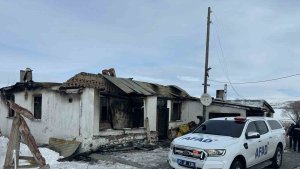 Çıldır'da çıkan yangında bir ev kül oldu