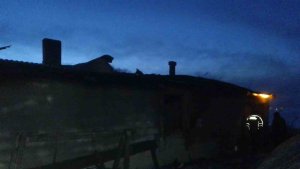 Tek katlı evde çıkan yangın ekiplerce söndürüldü