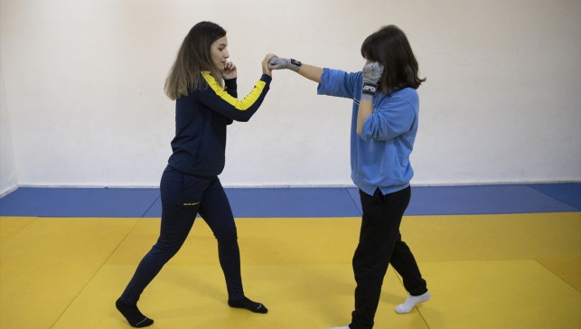 Şampiyon kick boksçu Erivan öğretmen, öğrencilerine "spor farkındalığı" kazandırıyor