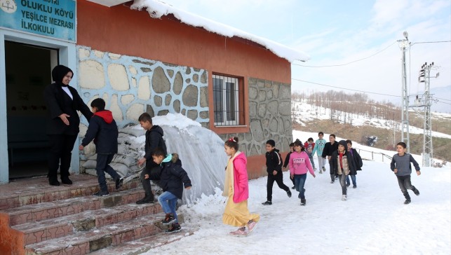 Merve öğretmen, sobada kaynatıp ikram ettiği sütle öğrencilerini güne hazırlıyor