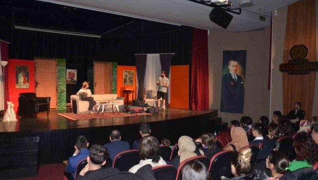 Kalbin Tek Arkadaşı" adlı tiyatro oyunu seyircilerle buluştu