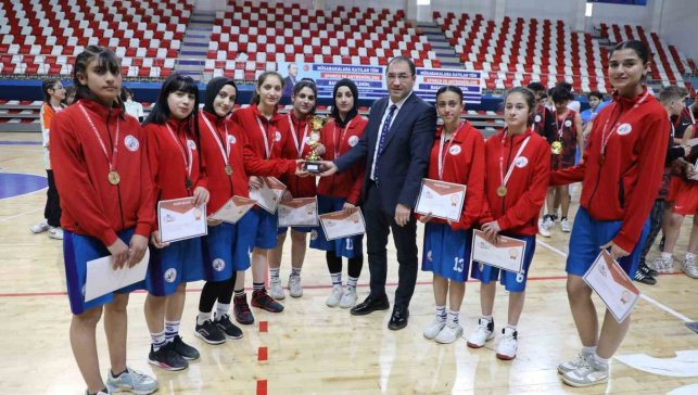 Ağrı'da gençler basketbol heyecanı sona erdi