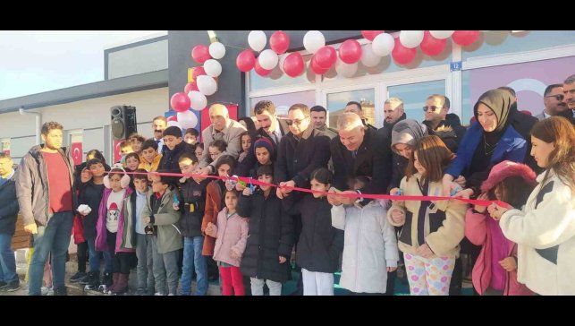 Muradiye'de yarı olimpik yüzme havuzu hizmete girdi