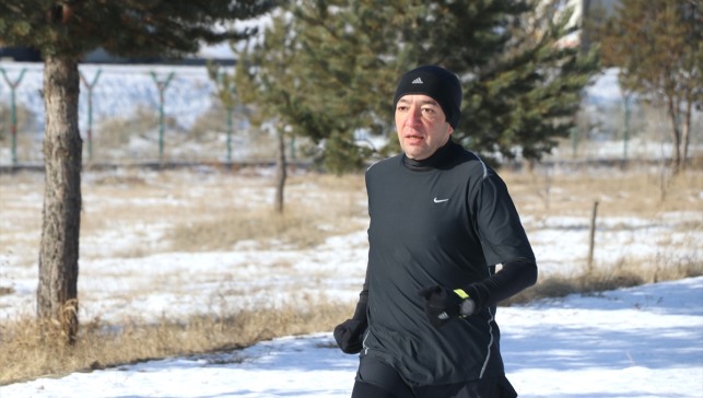 Ağrı'nın "koşan müdürü" günlük en az 10 kilometre katediyor