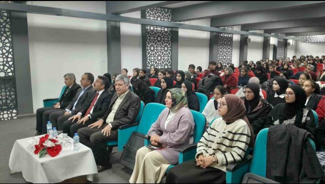 Eleşkirt'te lise öğrencilerine kitap okumanın önemi konulu program düzenledi