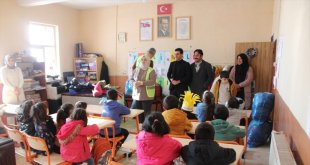 İstanbul'da görevli öğretmen memleketi Ağrı'daki 100 öğrenciye kışlık giyecek hediye etti