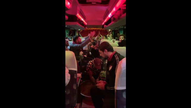 Elazığsporlu taraftarlar otobüste çiğ köfte yoğurdu