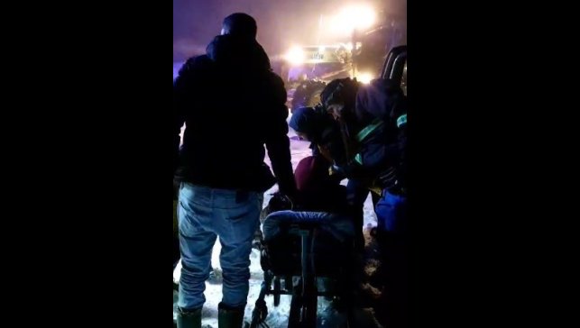 Yolu kardan kapalı köyde yüz felci geçiren kadının imdadına özel idare ve 112 yetişti