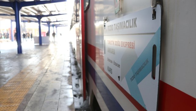 Yeni sezonun ilk seferine çıkan Turistik Doğu Ekspresi Erzurum'a ulaştı