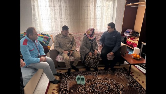 Kaymakam Çelik, yeni yaşam alanına kavuşan teyzeyle bir araya geldi