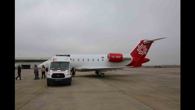 Muş'ta 8 günlük bebek ve 15 yaşındaki hasta, ambulans uçakla Ankara'ya sevk edildi