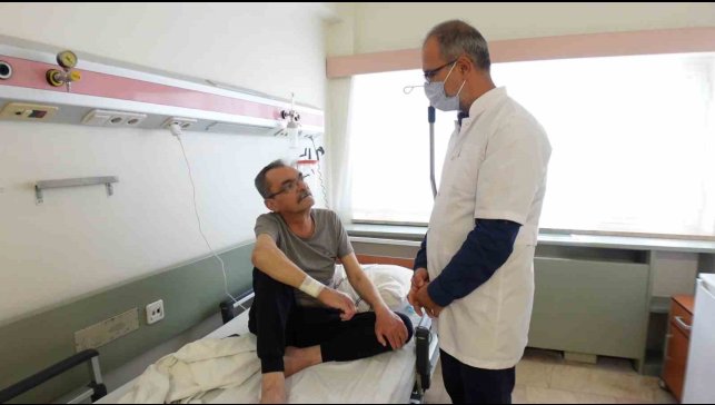 Doç. Dr. Karataş: ''Ankilozan spondilit tanısında gecikme yaşanırsa kamburluk, belde eğilme oluşabilir''