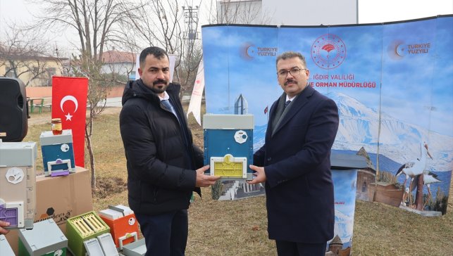 Iğdır'da 52 üreticiye 1080 kraliçe arı yetiştirme kovanı verildi