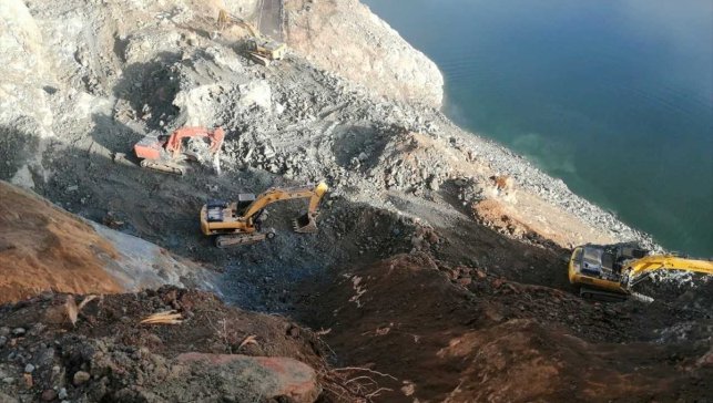 Erzurum ve Artvin ilçeleri arasında heyelandan dolayı kapanan yol hafta sonu ulaşıma açılacak