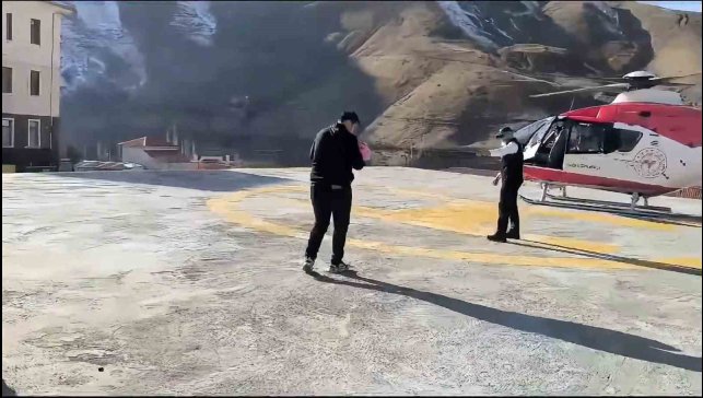 Bahçesaray'da ambulans helikopter sarılık olan bebek için havalandı